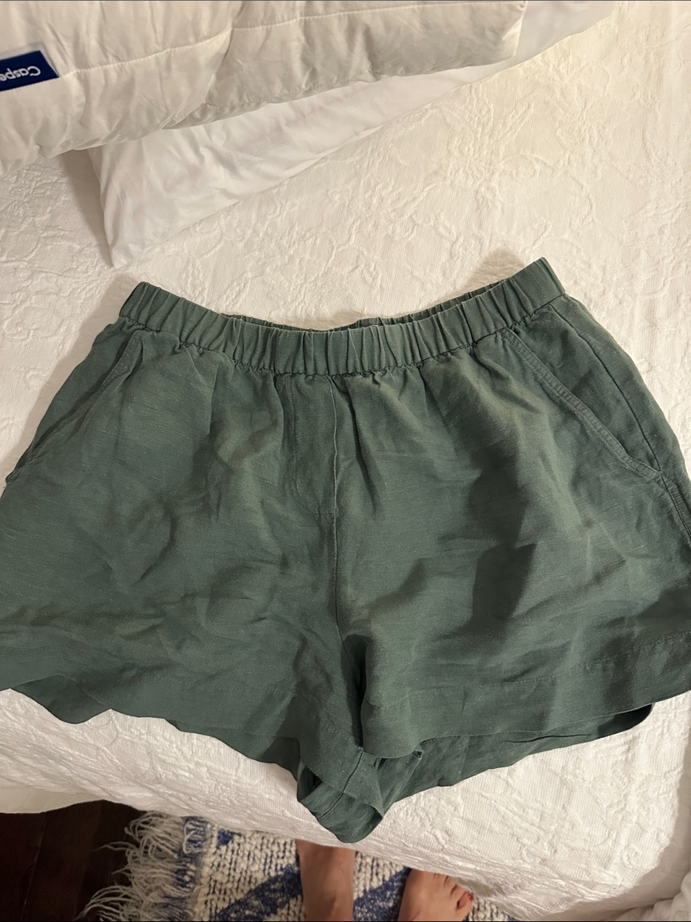 Women’s Lightweight Elastic Waist Shorts in Olive Green Linen